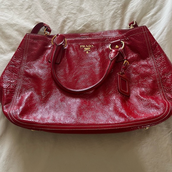 Prada red patent leather bag 🌶️ - Picture 2 of 14